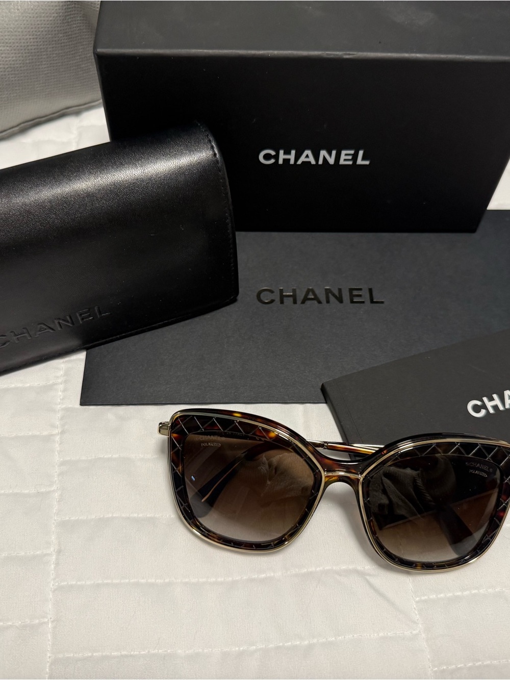 CHANEL Tortoiseshell Cat-Eye Sunglasses with Brown Gradient Lenses